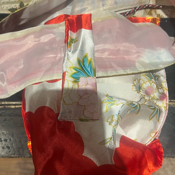 Elegant Red and White Kimono Robe - Picture 13 of 14